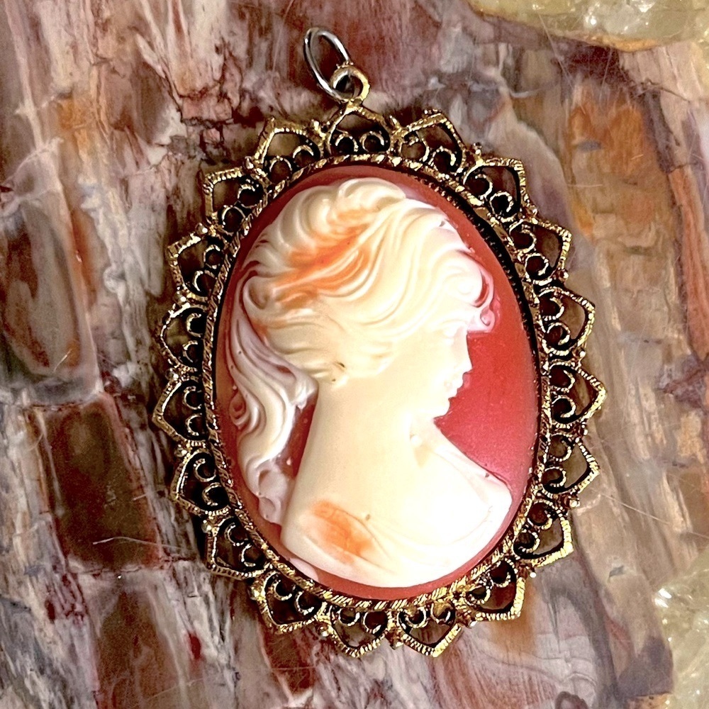 Cameo Bakelite Gold Vintage Pendant Necklace - Picture 2 of 4